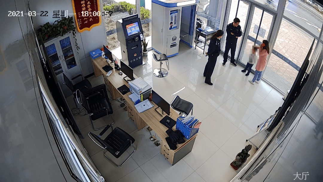 监控画面:男童母亲赶到警务站男童和母亲与值班民警合影男童母亲郭