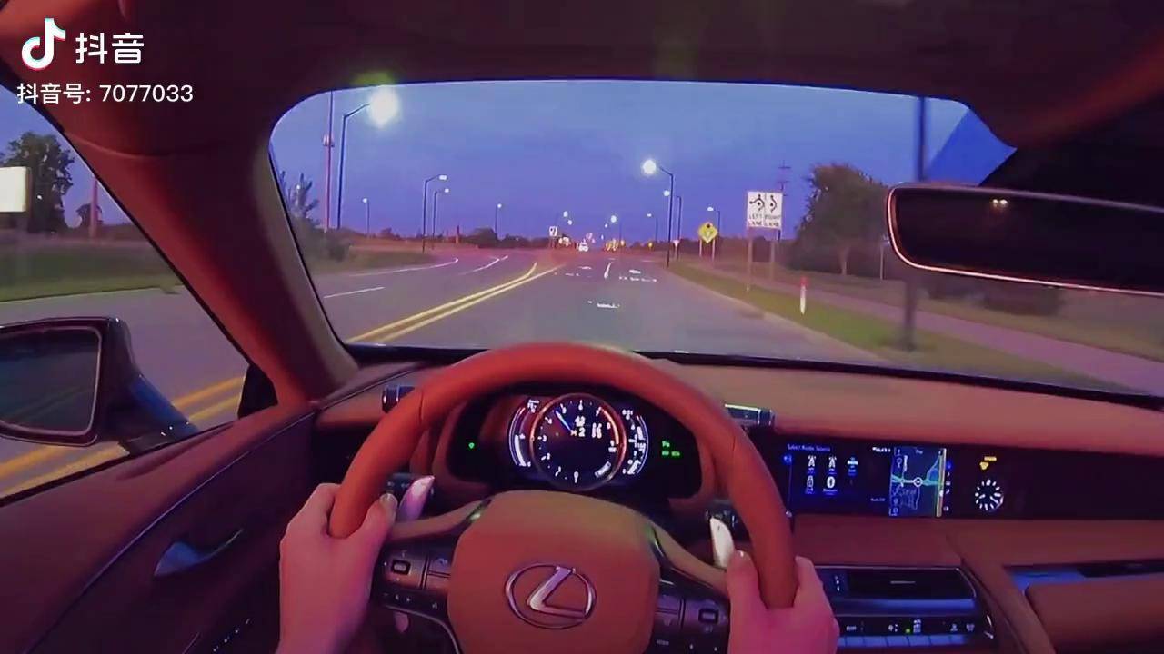 夜晚即将到来 有人难眠,有人背风点烟. 有人相爱,有人夜里开车去看海.