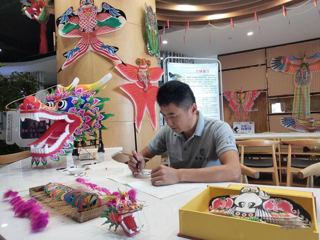 白瓷制作风筝扎放古籍修复非遗人匠心守护天府文化的金字名片