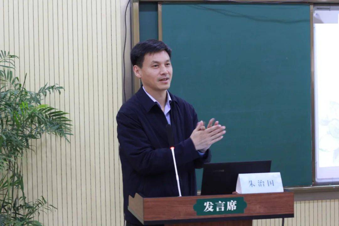 张家港市教育局副局长朱治国对苏州市教科院各位领导以三所学校为样本