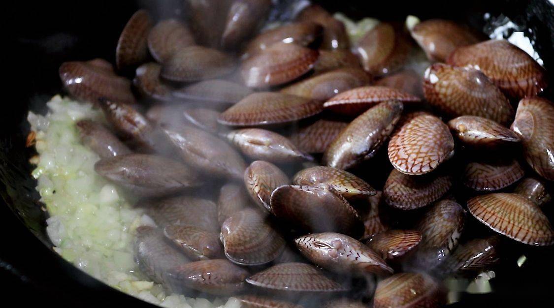 开盖,油贝基本上都张口了,撒上一点点的白糖提鲜.