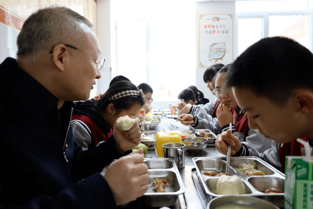 淄博柳泉中学食堂图片