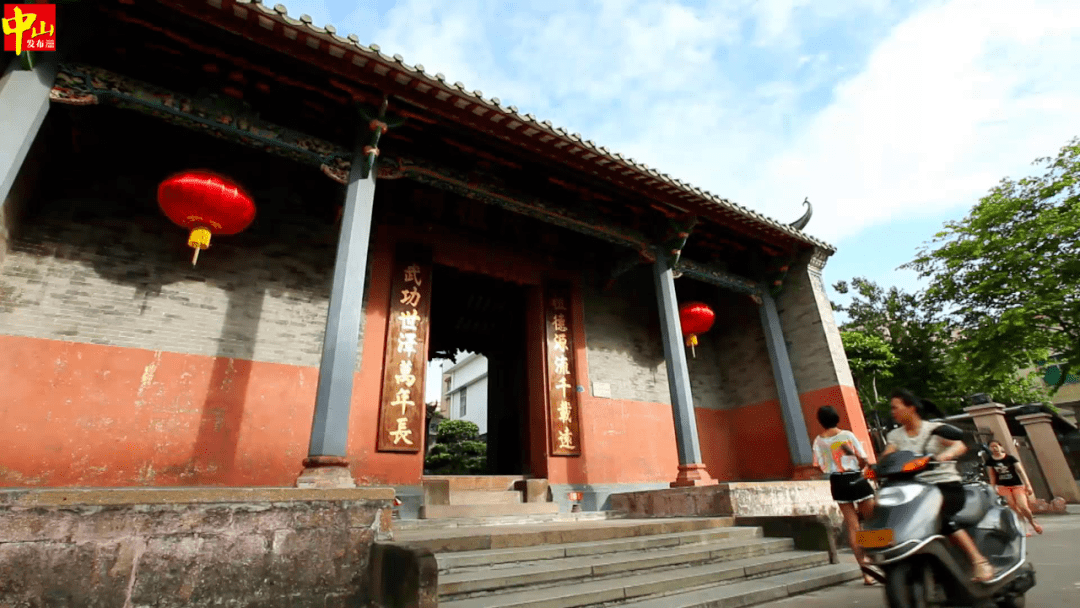 是一座典型的岭南风格建筑分为前,中,后三进堂占地1146平方米据闻已有