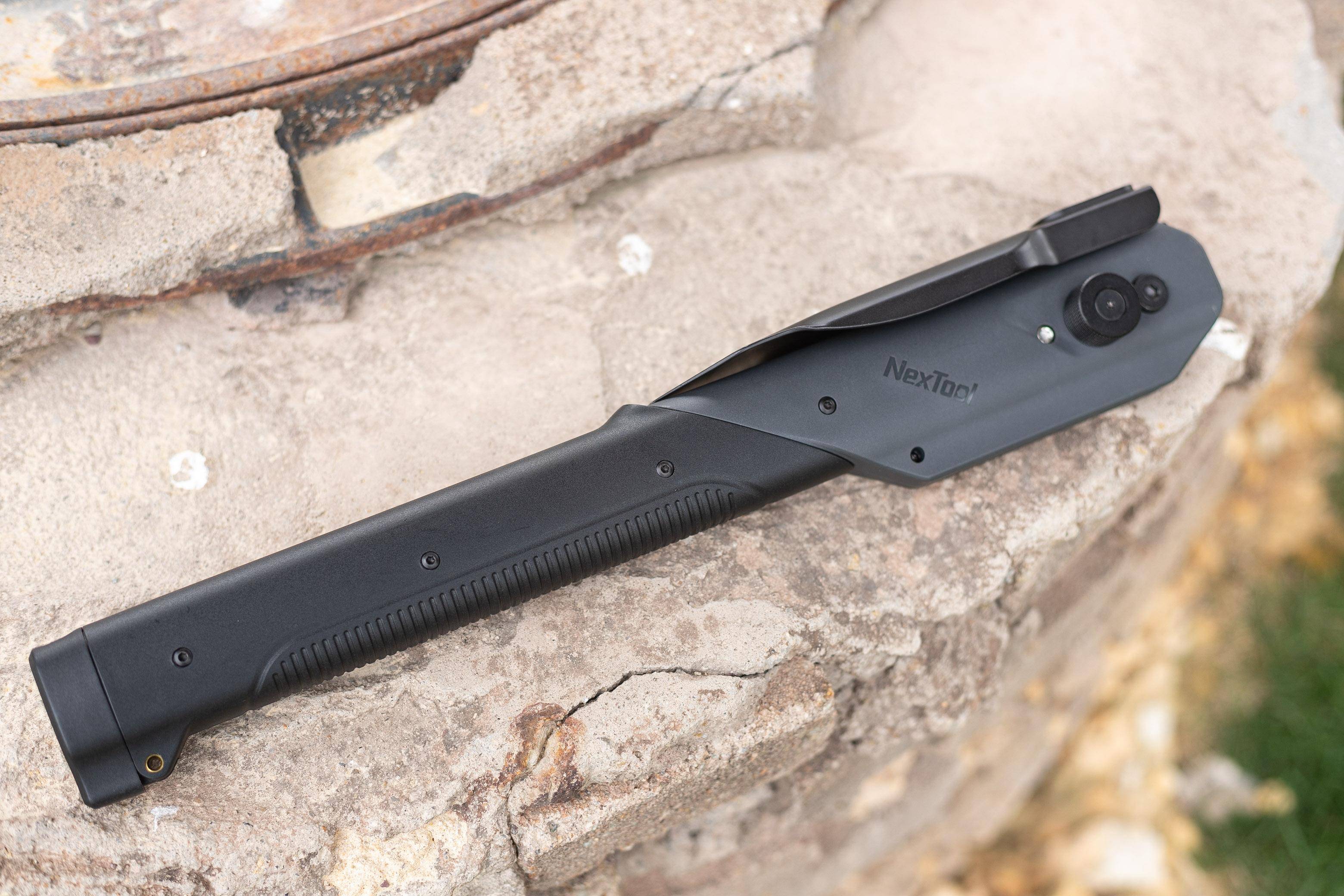 纳拓雷神多功能铲纯黑一体的外观,表面发黑处理的铲头呈现出冷冽的