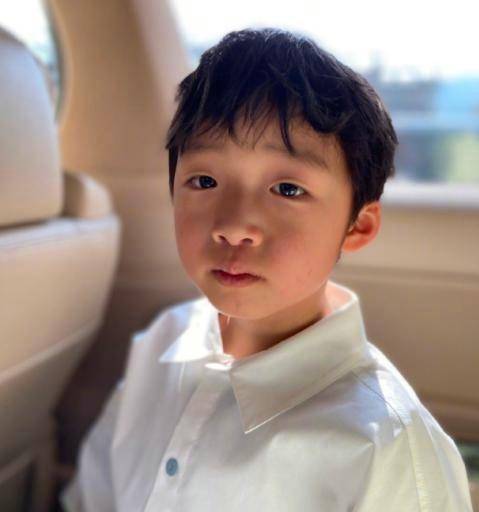 邹市明儿子轩轩长大了近照眉眼秀气成帅哥