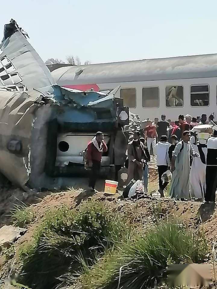 这是3月26日在埃及索哈杰省拍摄的火车相撞事故现场(手机照片)