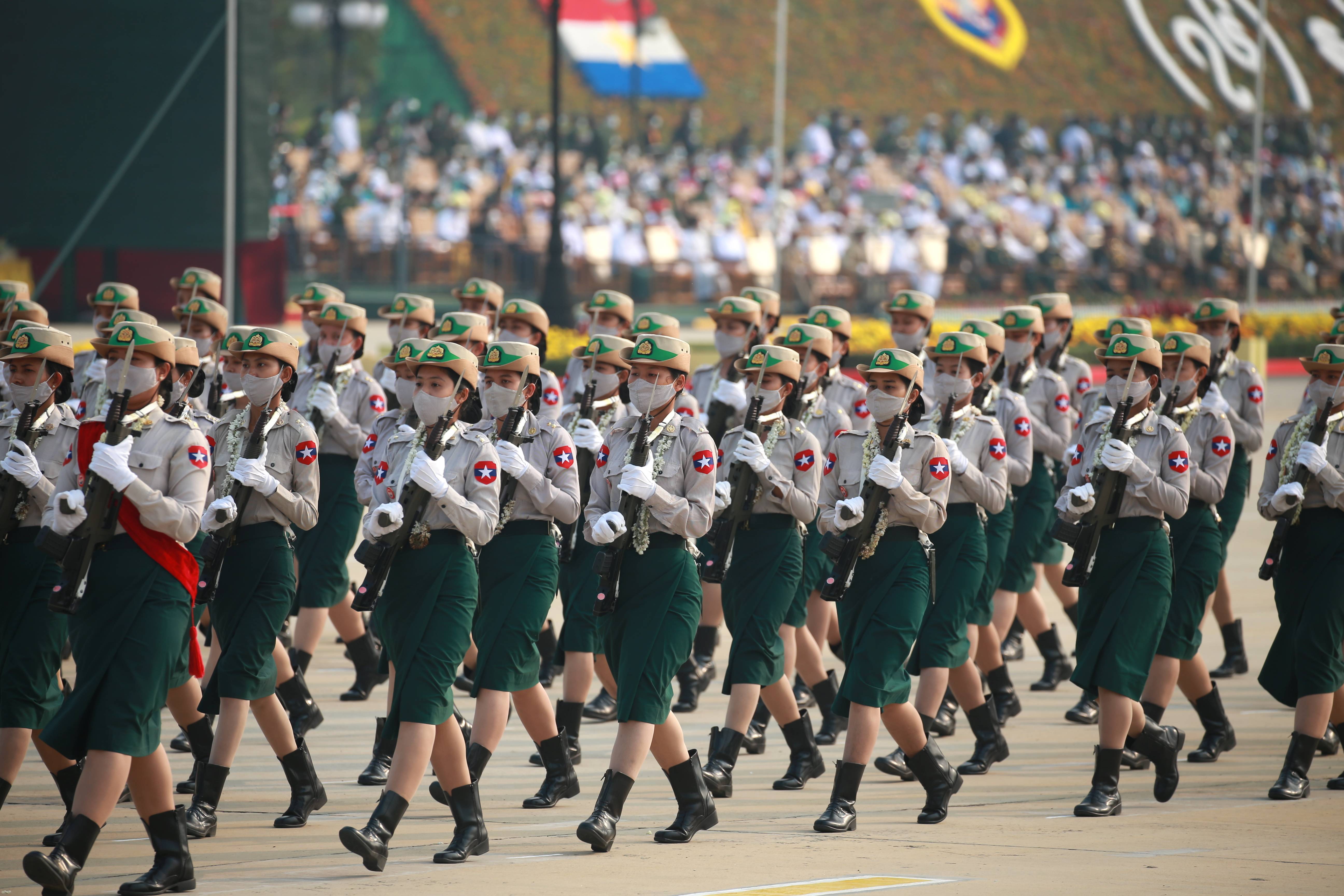 3月27日,女兵在緬甸內比都參加建軍76週年閱兵式.