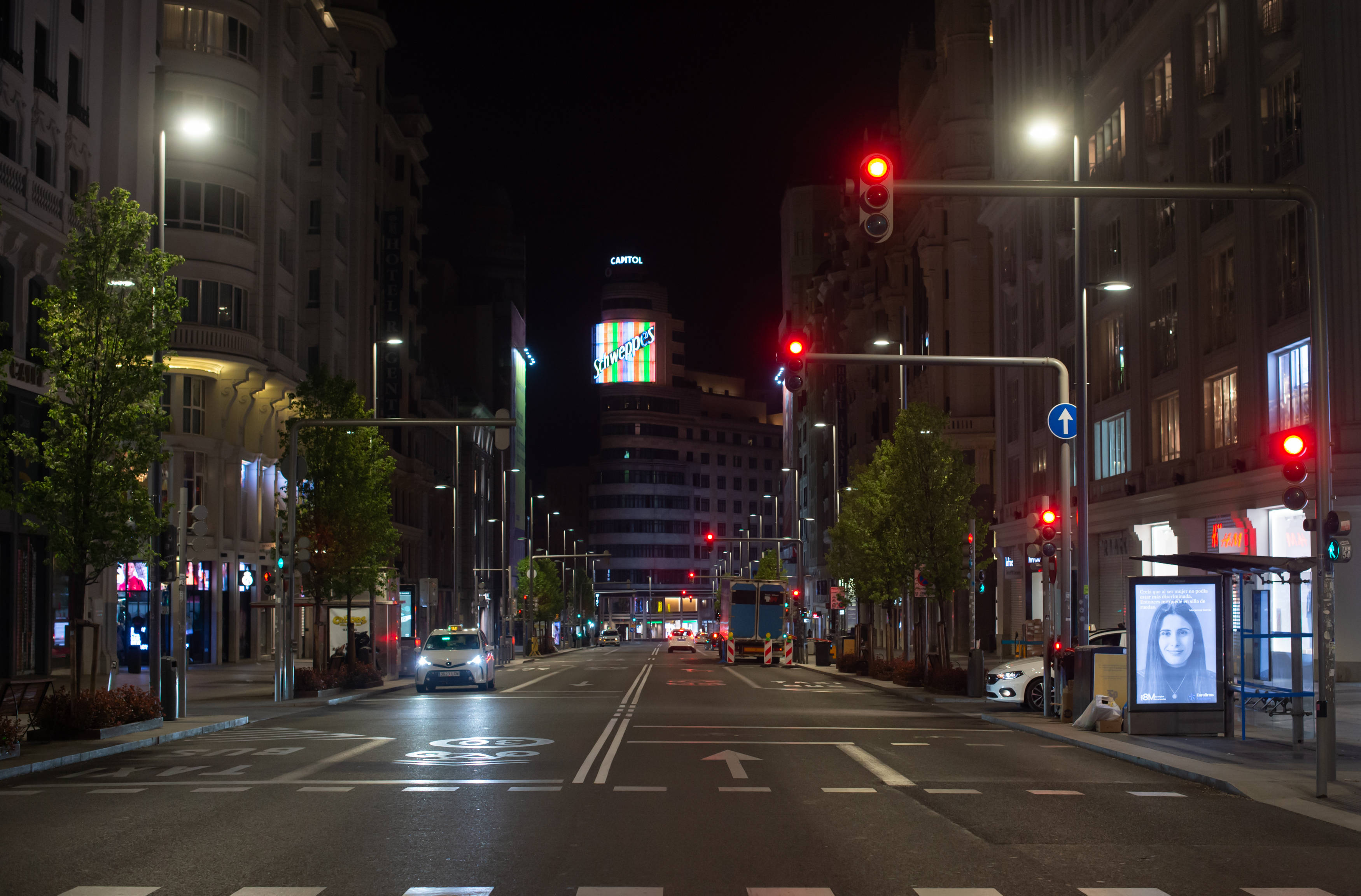 空旷的街道夜景图片