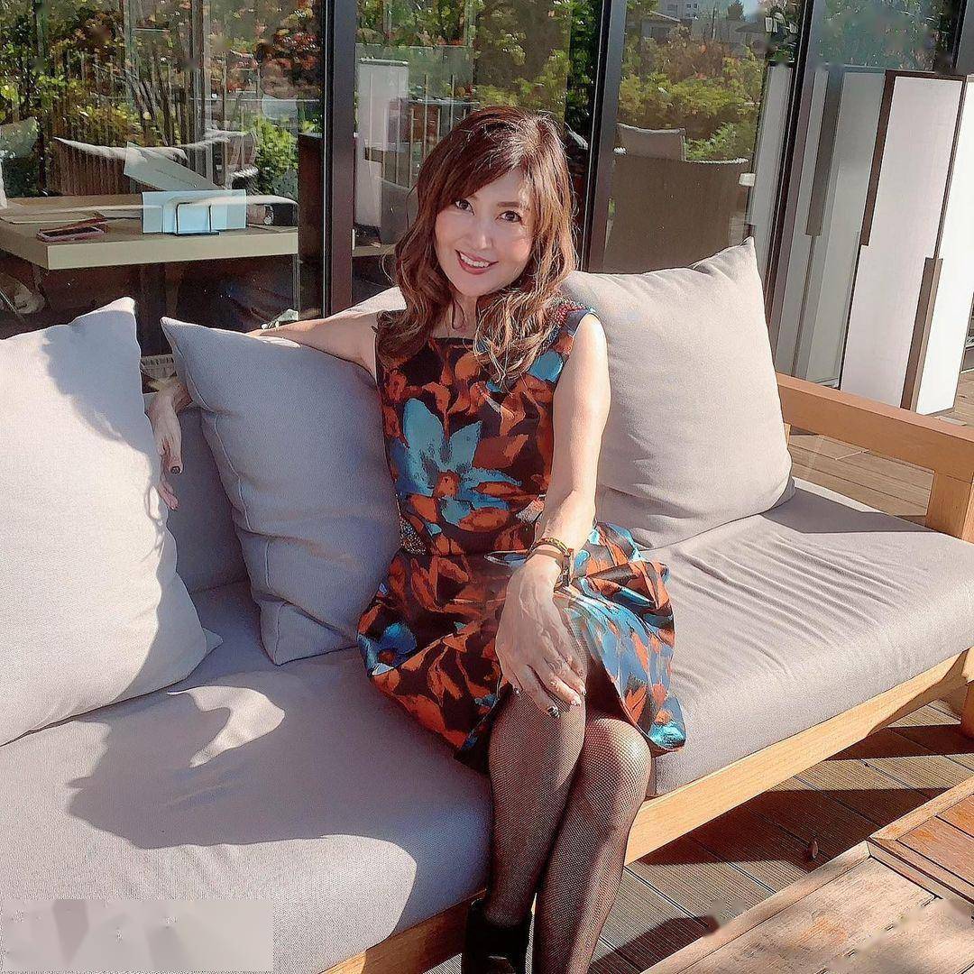 上野润子也有性感妩媚的一面,她在穿裙子的时候很喜欢搭配黑色丝袜,而