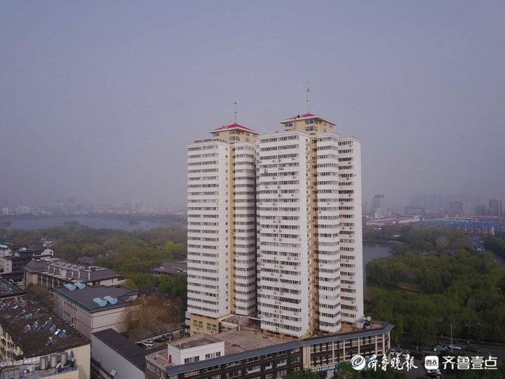 济南 为了保护大明湖画廊 将近100米高的东湖大厦将被依法处置 渝水新闻