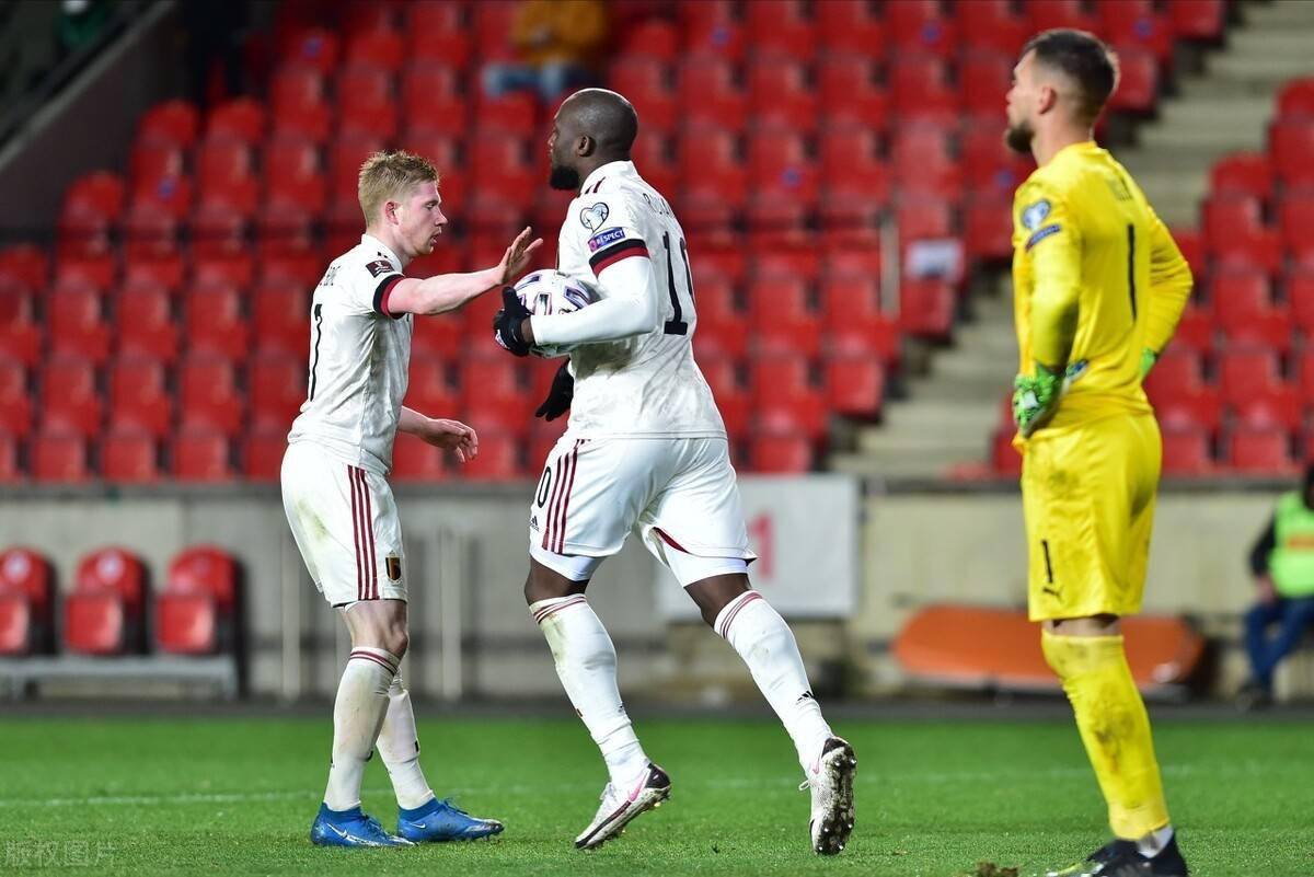 德维尔德首发,这是没有办法的事情,现在的比利时真的没有更好的中卫