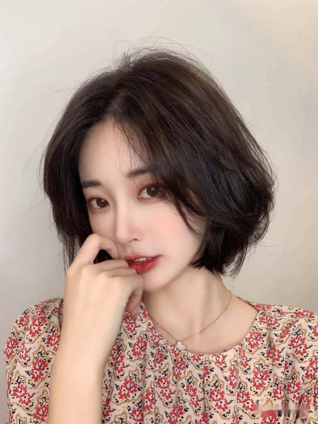 长脸鹅蛋脸菱形脸瓜子脸等非常的适合的一款短发烫很好的修饰整体