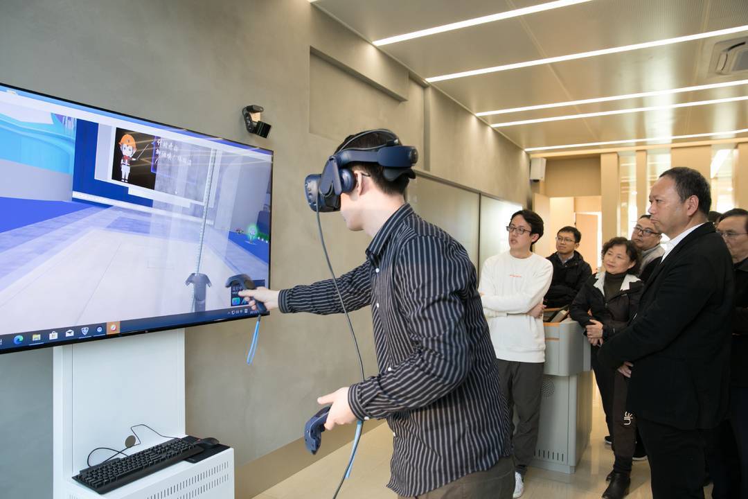 在建筑信息模拟实验室,长方体组合吊顶,淡黄与白色的桌椅搭配,让人