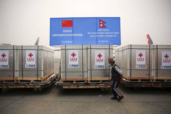中国援尼泊尔新冠疫苗运抵加德满都