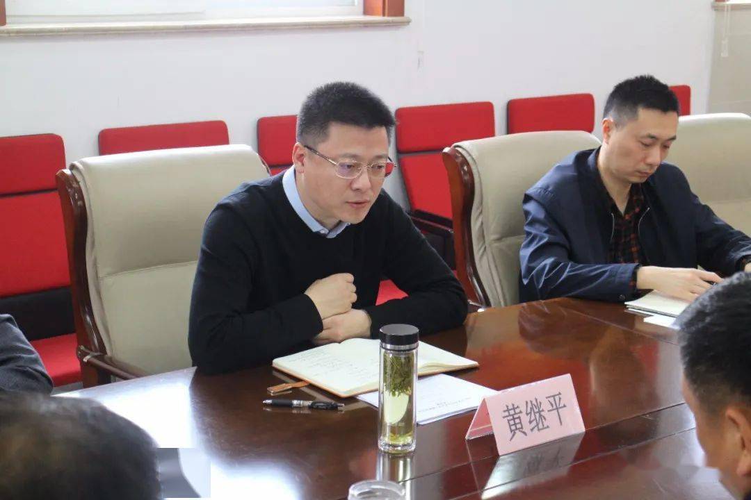 区信访办主任黄继平主持会议,全办党员出席会议.