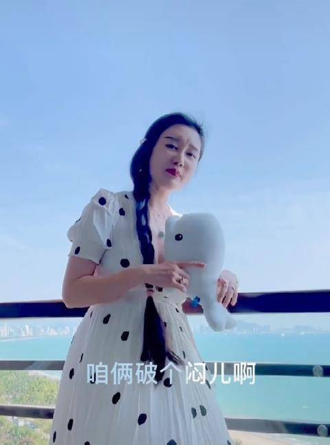 点啊,那和气质颜值摆在那里真的是没有那个感觉呀,一席白裙配着麻花辫