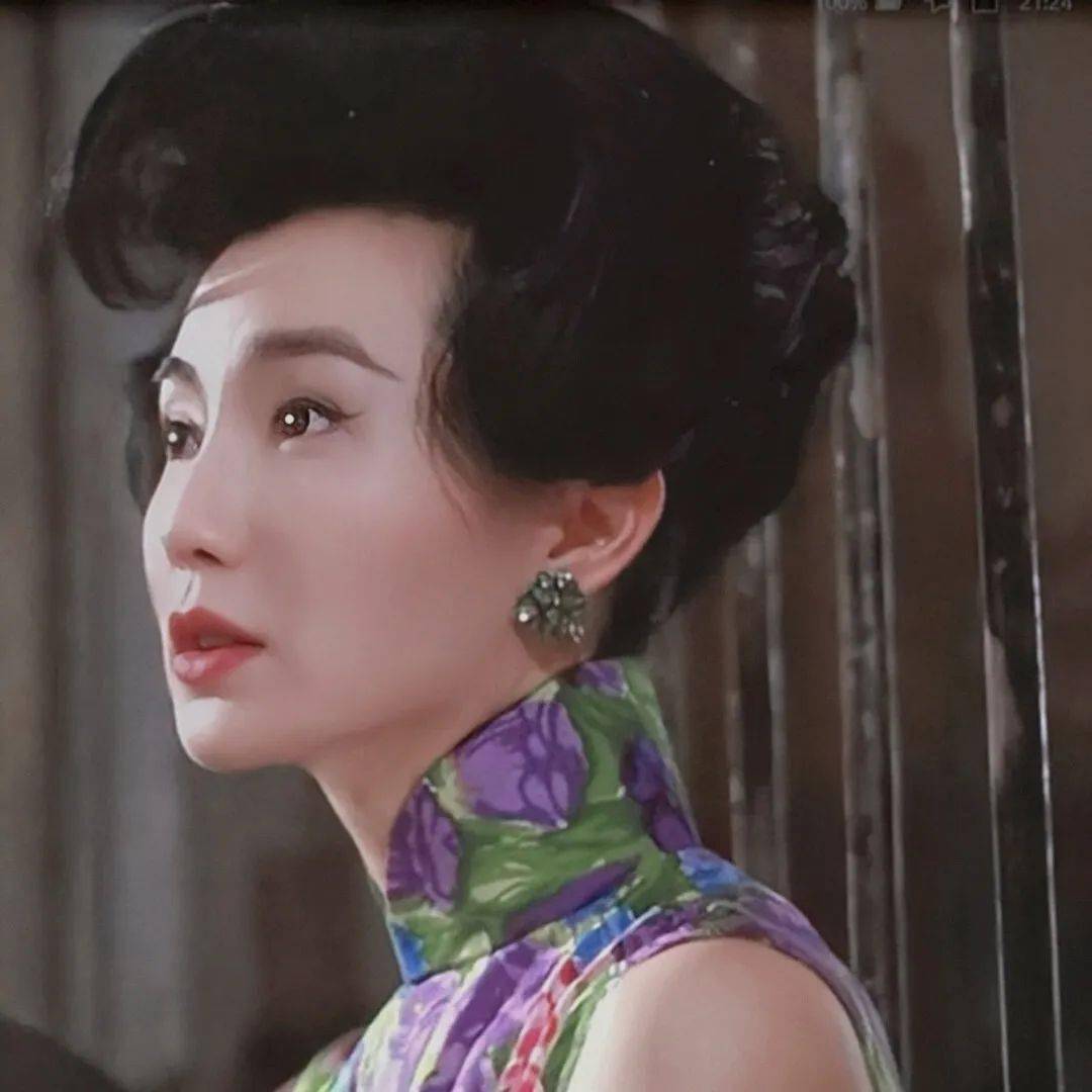 即使苏丽珍与周慕云情愫暗生,她还是有一份克制内敛的精神高贵:"我们