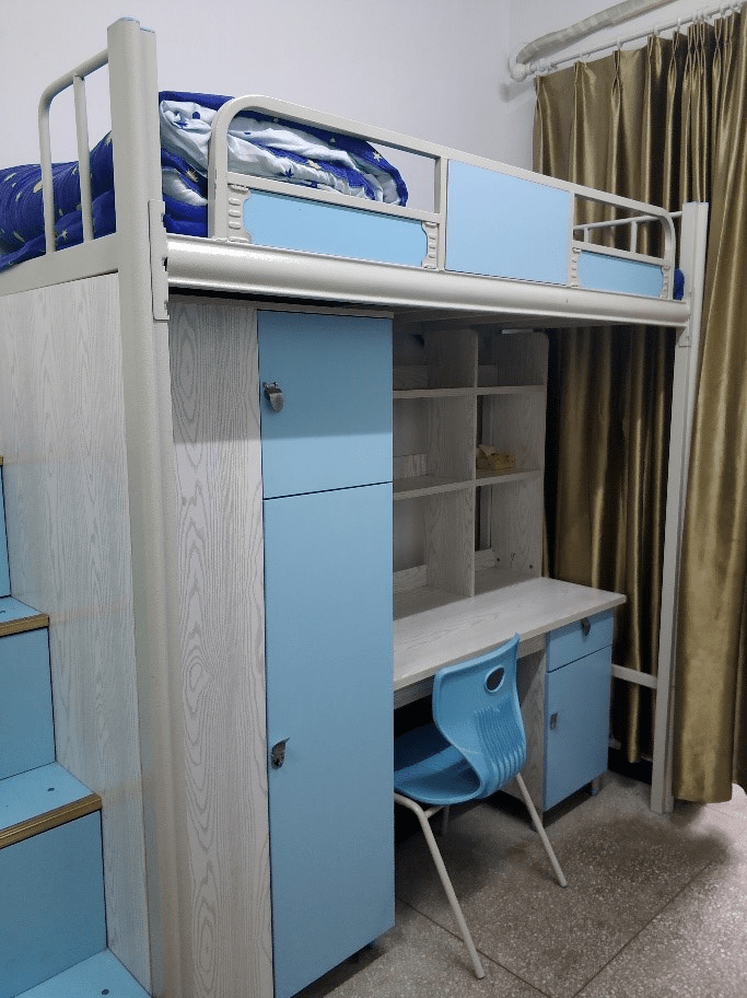 兼善中学蔡家校区的寝室是四人间,上床下桌,独立卫浴,配备有热水器