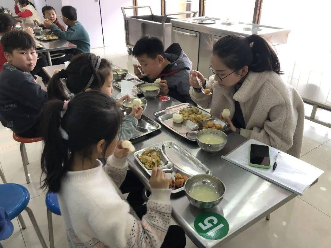 周村区中和街小学:校长陪餐,我们一直在进行_食堂