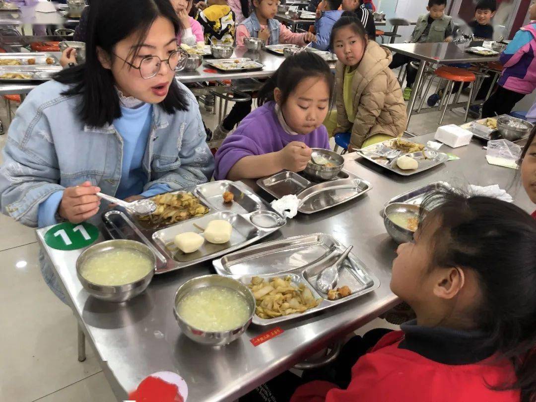 周村区中和街小学:校长陪餐,我们一直在进行_食堂