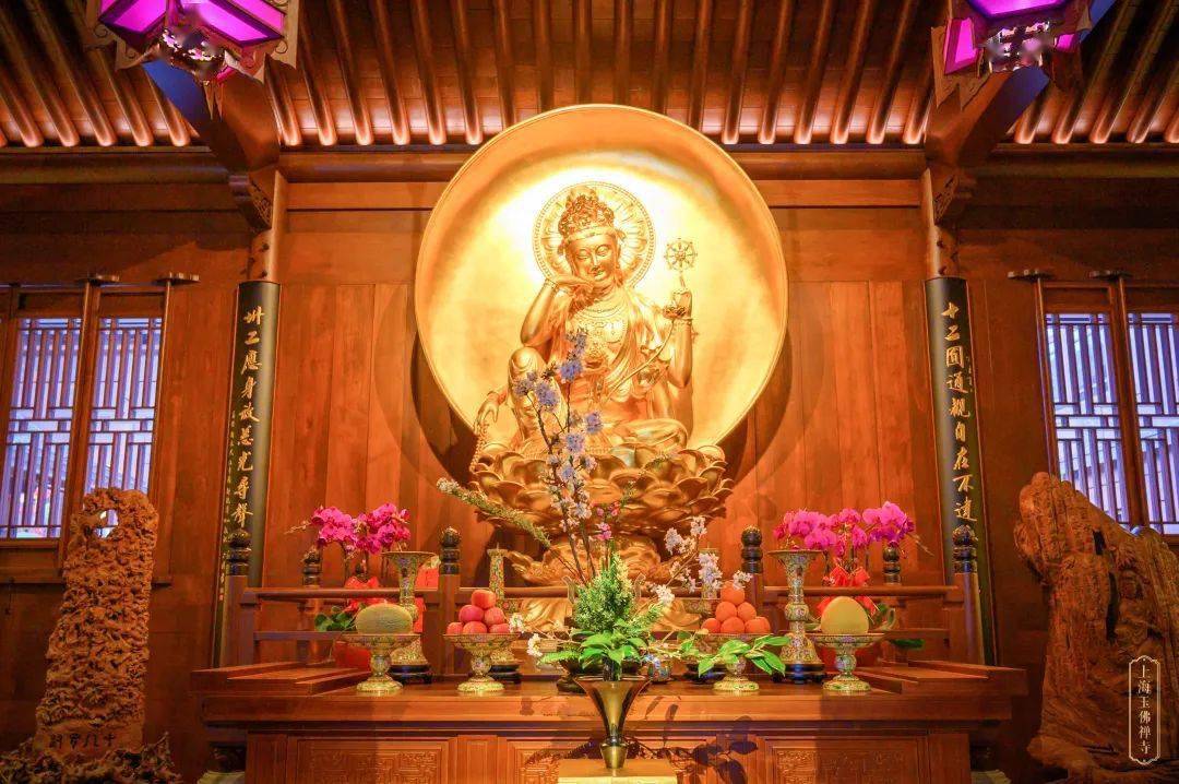 大悲殿中的作品花叶于花器瓶口一点向八方延伸,亦如佛授八万四千法门