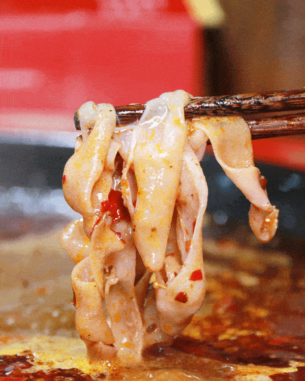 新鲜鸭肠处理得十分干净,透光能看到血色在滚烫的红锅里烫个几秒钟