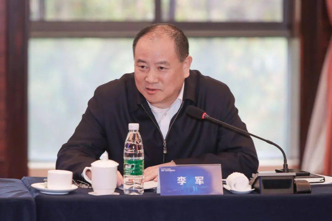 局党组书记,局长郑瑶(右二),安徽省体育局党组书记,局长李军(左一)