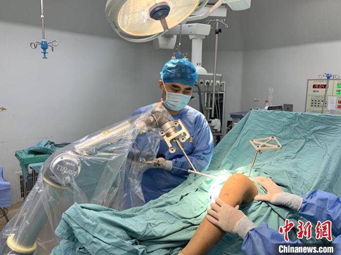 甘肃|甘肃运动医学探机器人辅助 医生增“透视眼”解传统术式尴尬