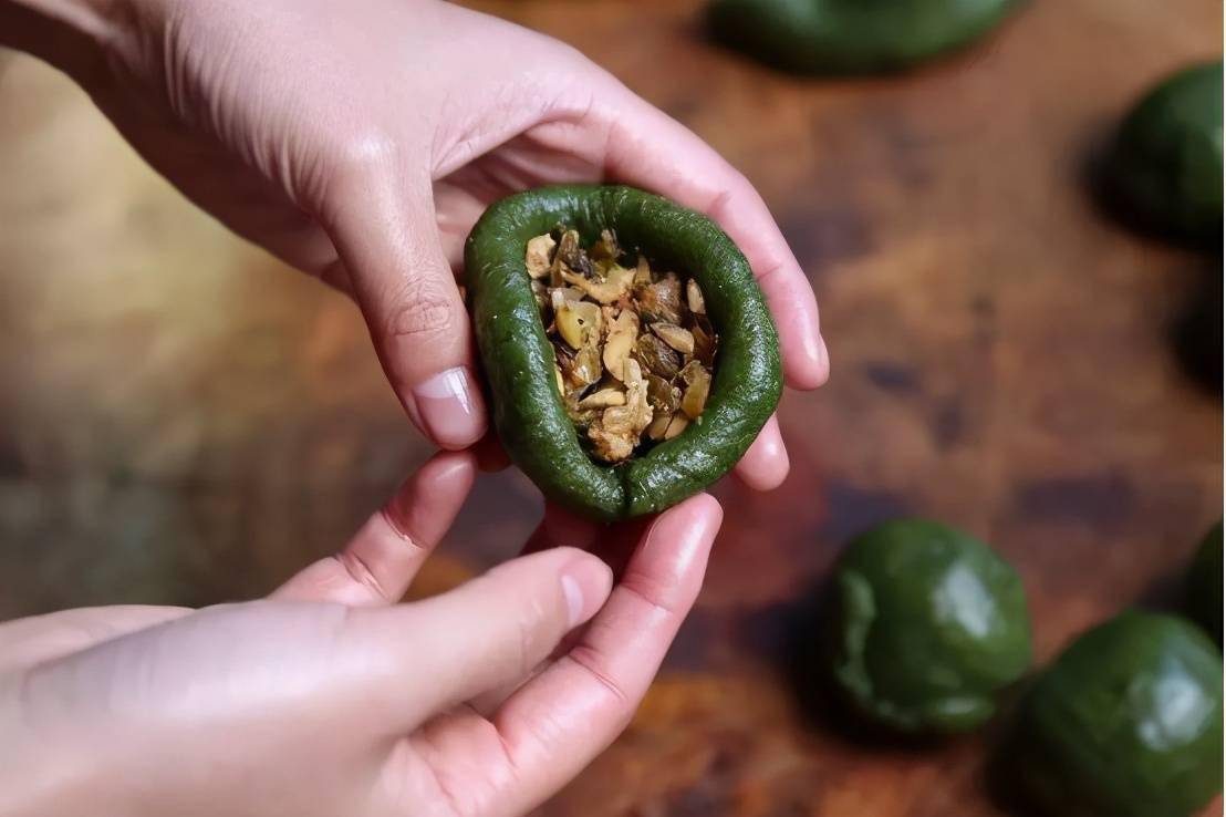 青山绿水的衔接之处散落着一洼洼的稻田,间或点缀几片油菜花,橘黄的