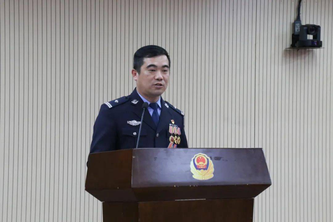 交警支队大桥大队徐旺同志,勇于破解交通安全难题,多次挽救群众生命