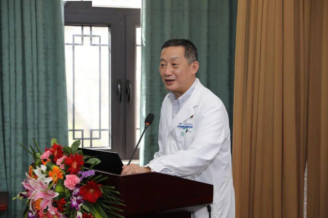 副院长,创伤骨科主任吴新宝发言创伤骨科副主任医师杨明辉作了《骨科
