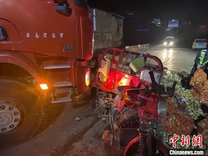 近日,保山市一男子驾驶三轮摩托车时,相继与两辆机动车相撞,所幸其