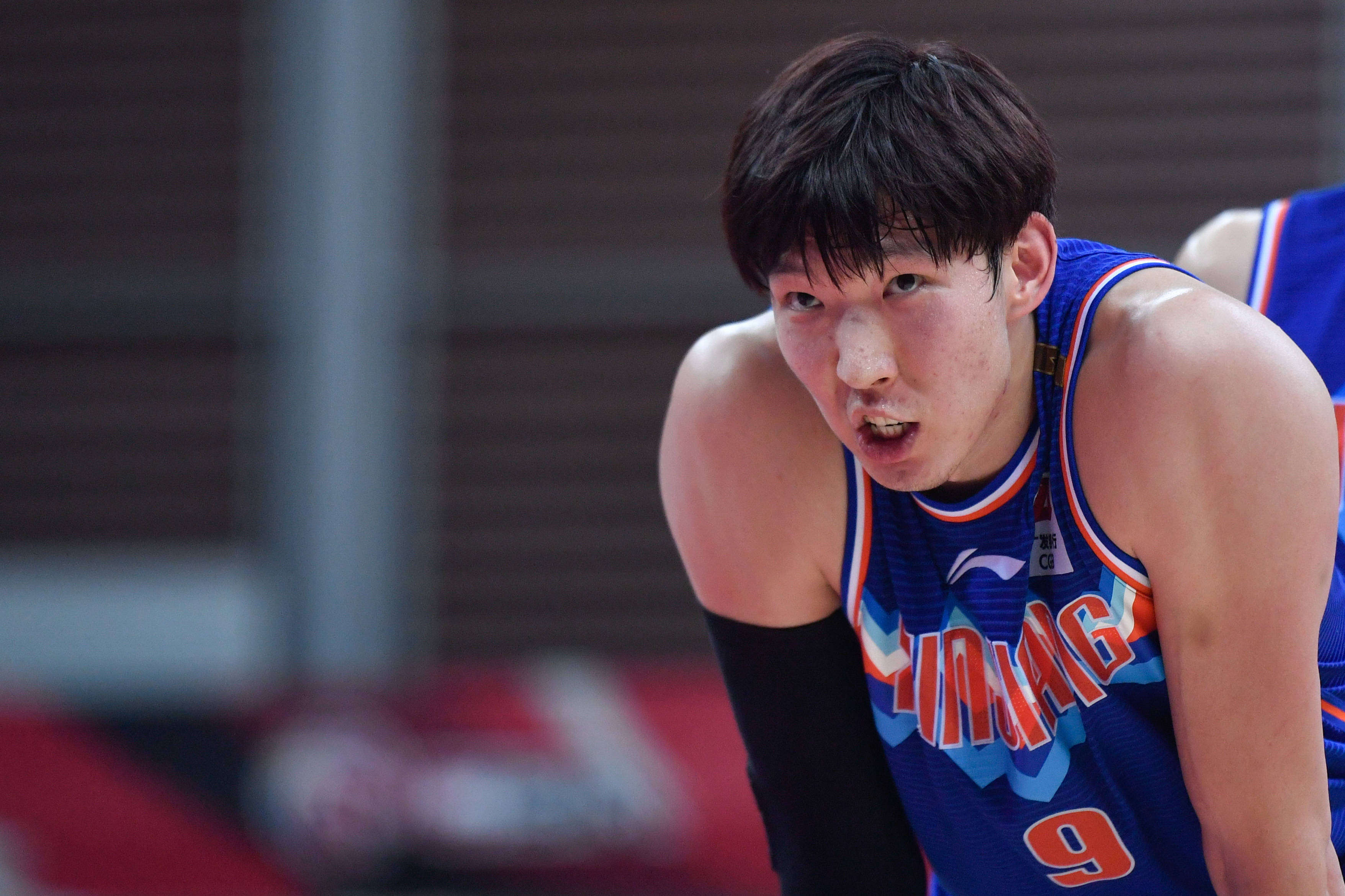 4月1日,新疆伊力特队球员周琦在比赛中.