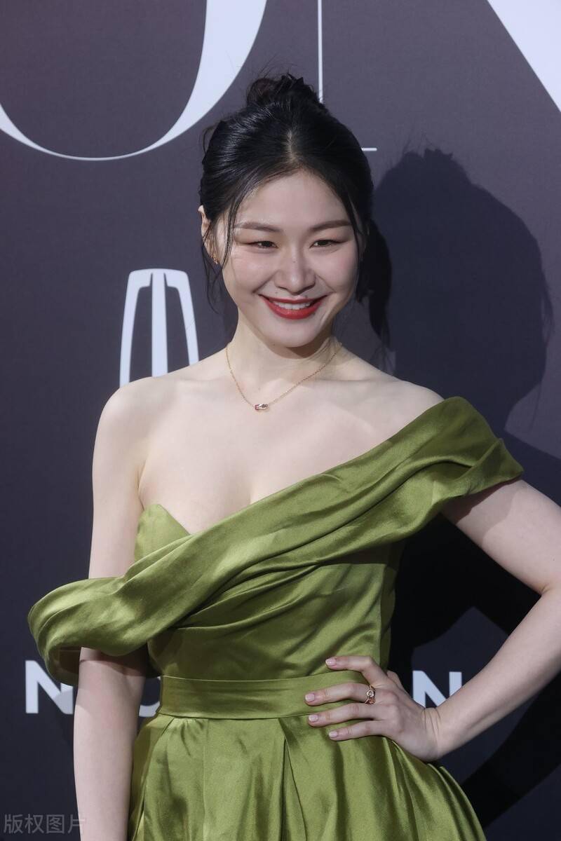 29岁金靖太有料穿斜肩礼服秀事业线奶白肌更迷人