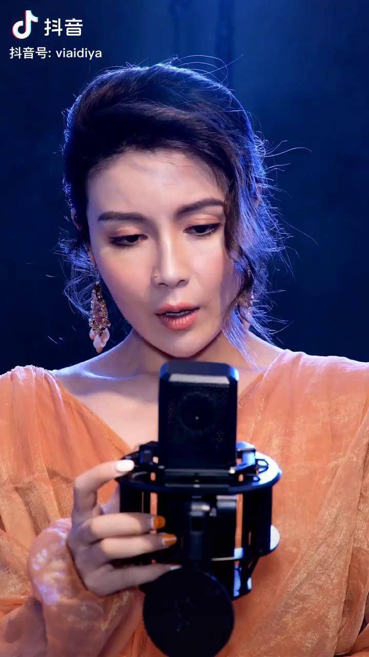 不喜欢孤独却又害怕两个人相处维艾迪娅