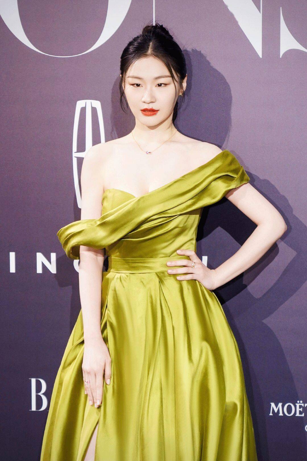 半个娱乐圈的女明星走红毯赢的是金靖