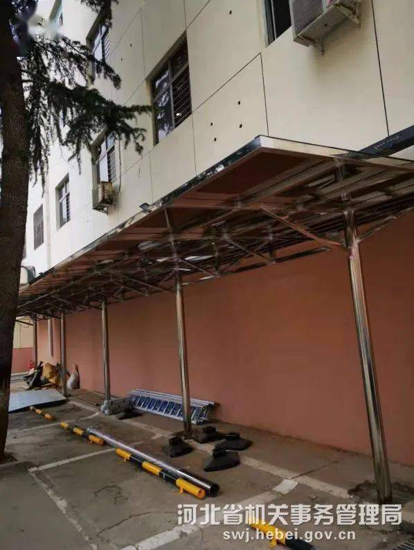 省直统管老旧小区搭建车棚 温暖住户心