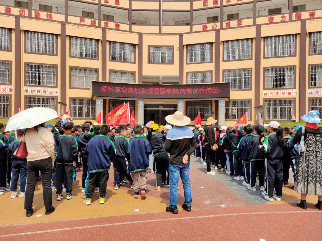 屏边县民族小学开展2021年缅怀革命先烈弘扬烈士精神清明节扫墓活动