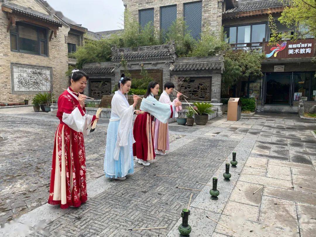 清明小长假第一天春雨如酥身着汉服玩投壶啦