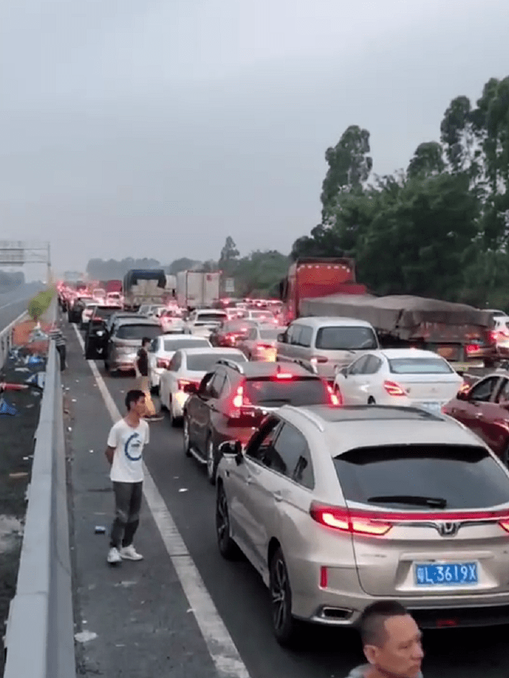 塞塞塞清明假期体验塞车的绝望200多公里路程塞了12个钟