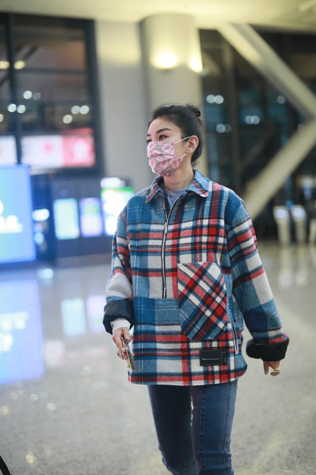 黄奕和有钱人太不一样,穿格纹装不显名媛气场,真有顾家好妈妈样