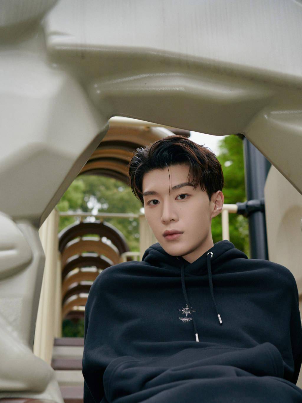 范丞丞纯黑色系穿搭现身薇娅直播间 爆料专辑将会在四月份和大家见面