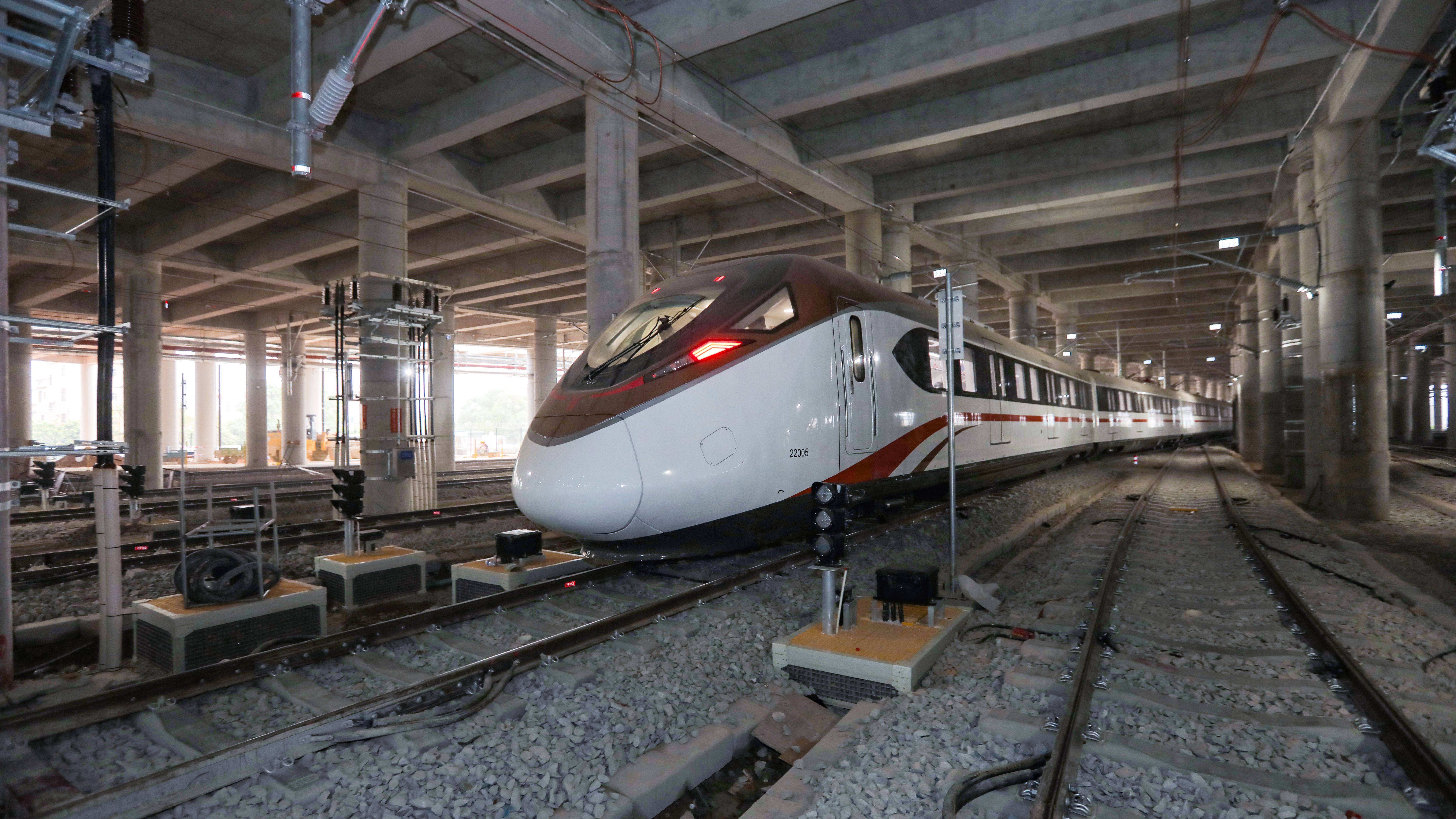 广州地铁十八号线首通段隧道贯通8座车站均已封顶