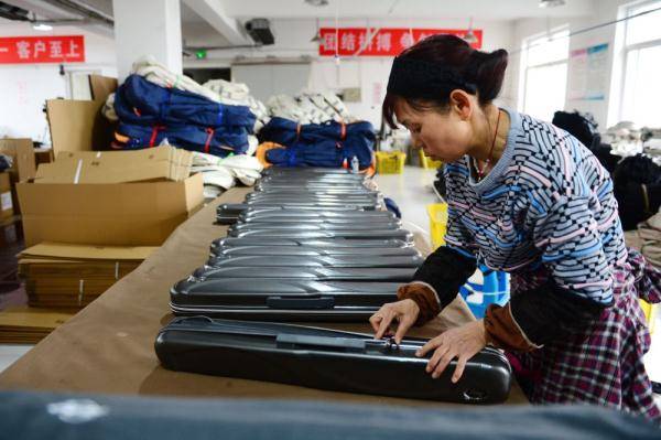 河北白沟:箱包产业提档升级 抢滩国际市场