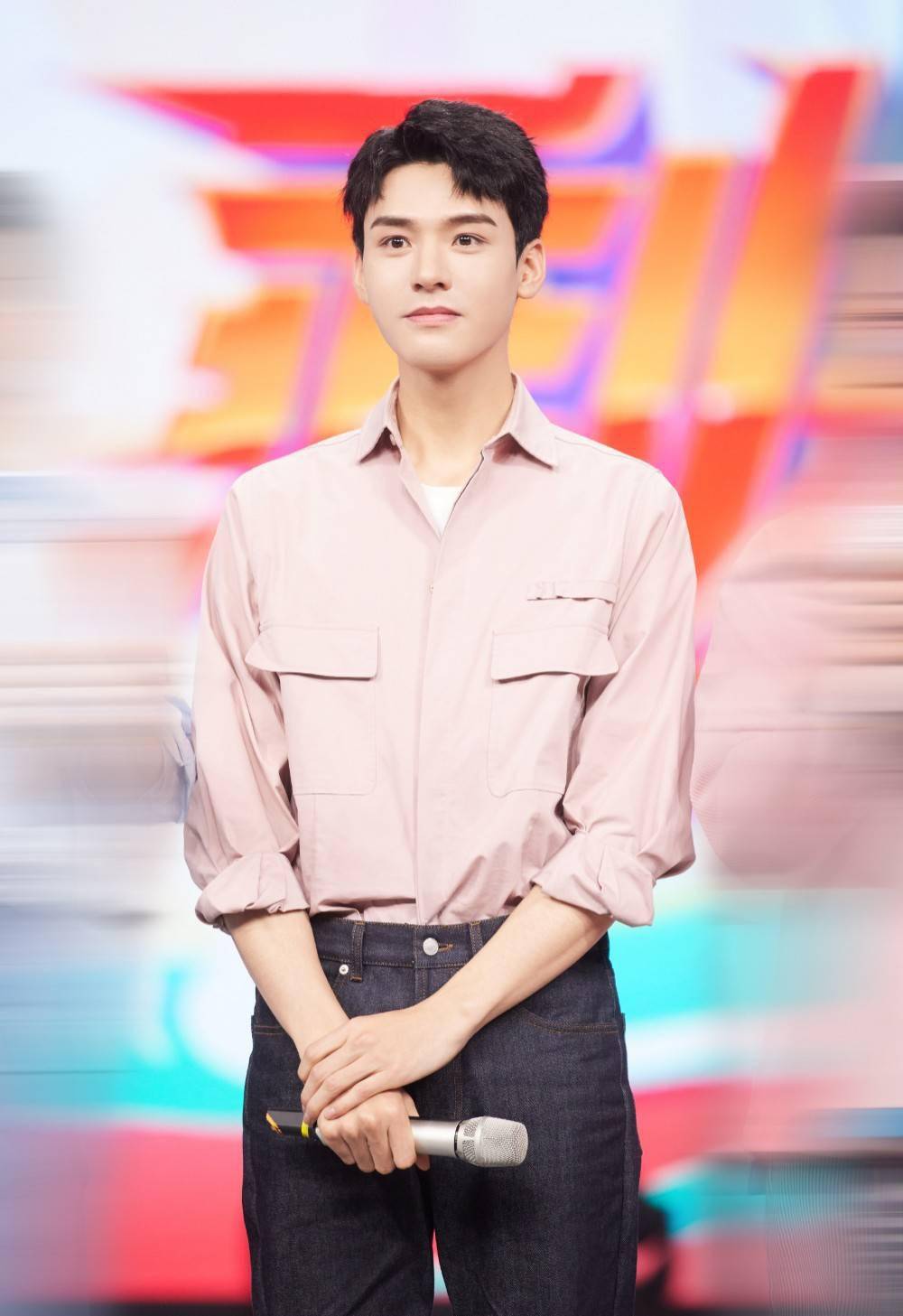 把好看的图掌握在自己手里 龚俊发图看你去看《快乐大本营》