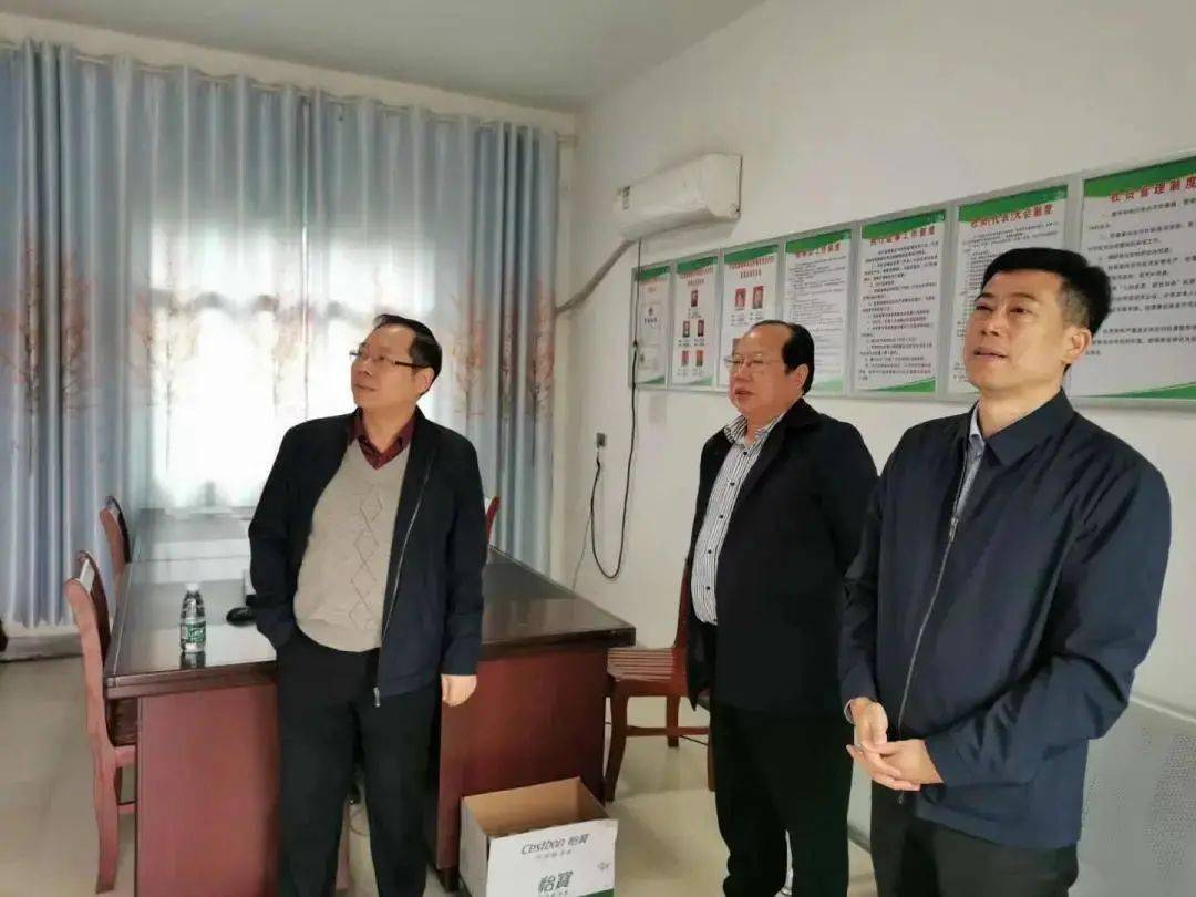 张凡等一行人到新余市分宜县杨桥镇夏枯草种植基地调研