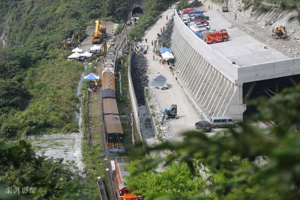 臺灣列車脫軌事故原因初步查明損毀車廂被吊起並移出隧道