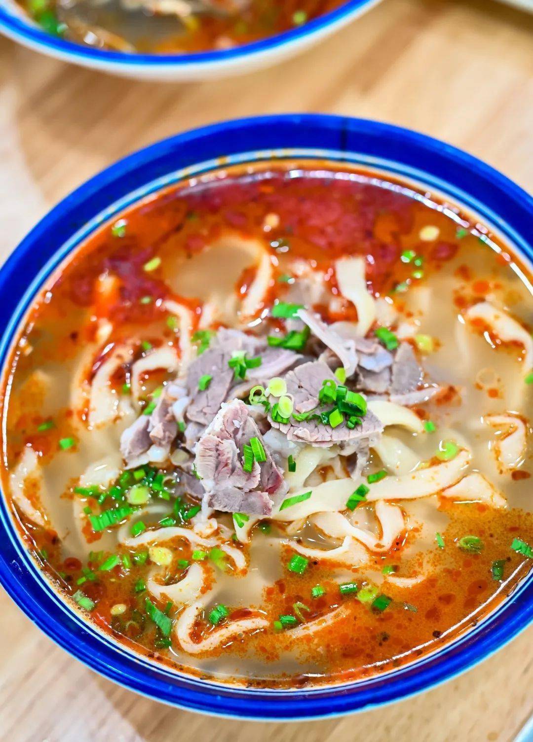 10元通杀的羊杂汤,羊肉烩面,羊肉汤,搭配一个满口香的烧饼,虽然这几天