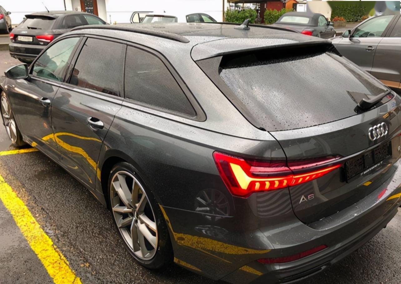 三块大屏旅行外观落地45万旅行版奥迪a6提车真霸气