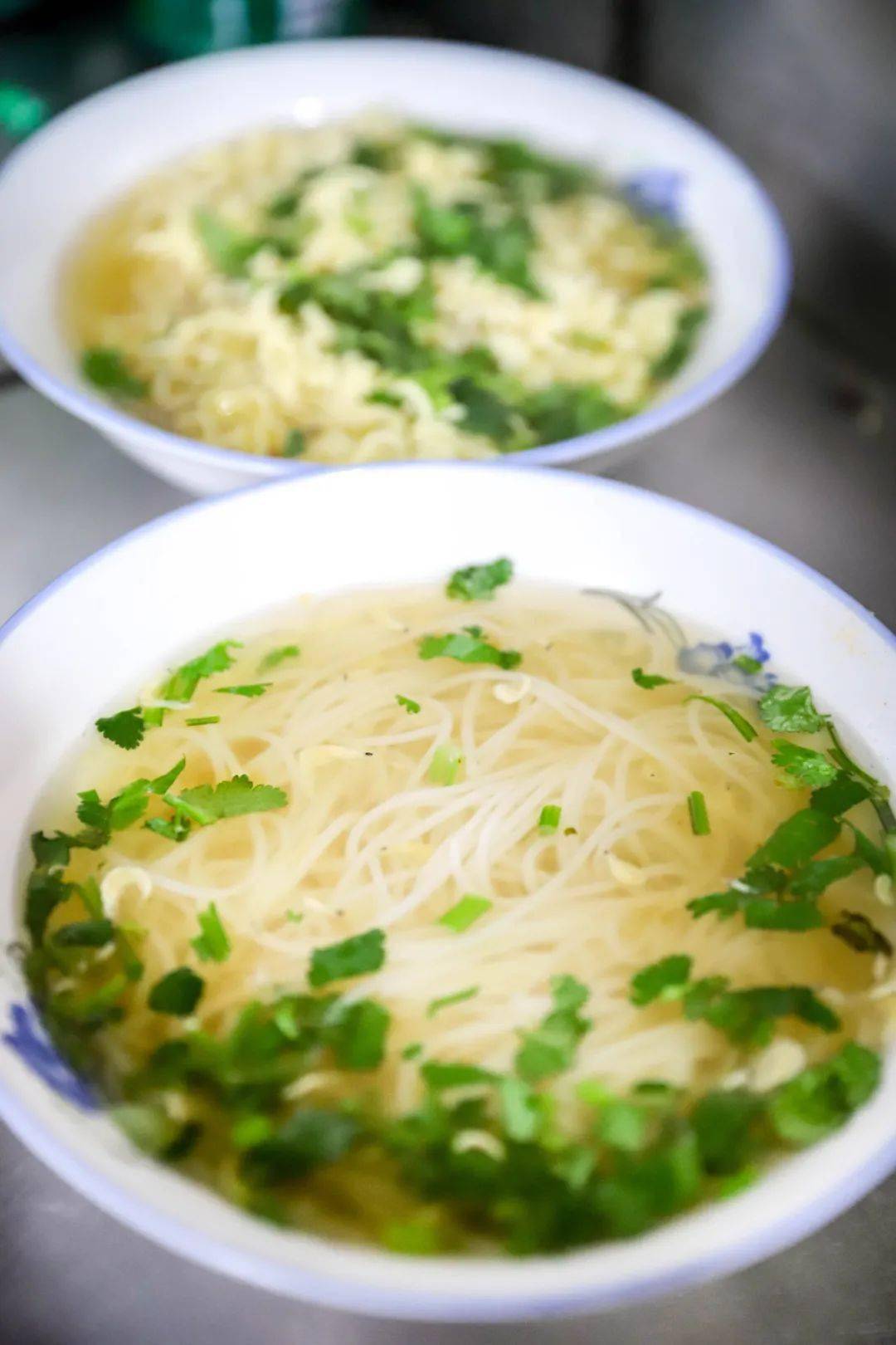 莲池小学旁的鸡汤米线又小又难找却被人追着吃了23年